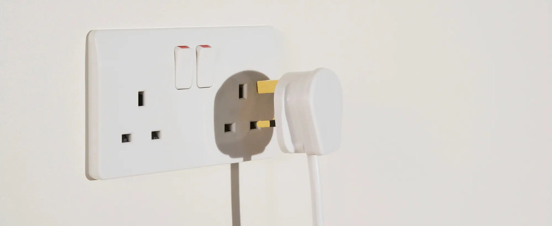 Smart sockets and smart plugs both make your home smarter, but they work in very different ways.
